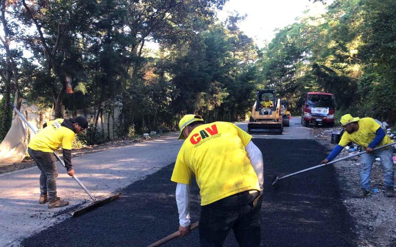 COVIAL realiza mantenimiento vial para mejorar acceso entre Ciudad Quetzal y San Raymundo
