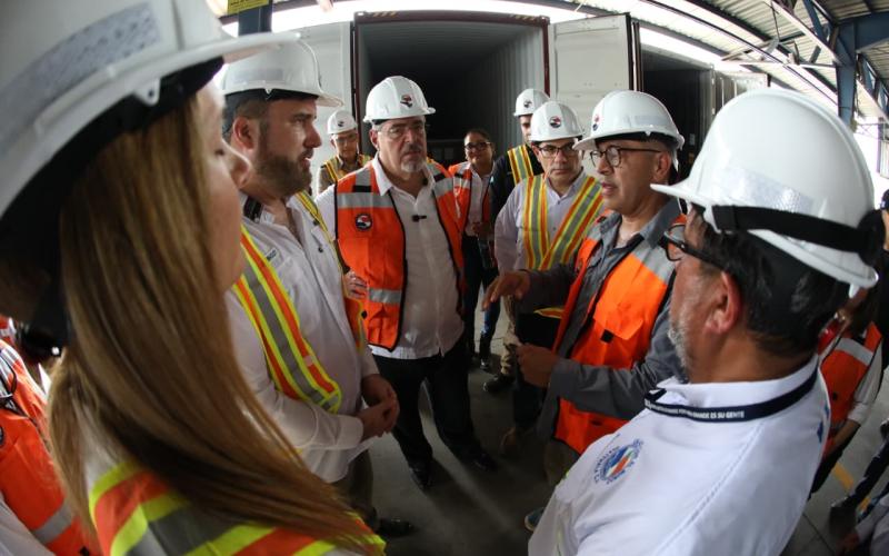 Presidente Arévalo y Ministro de Gobernación supervisan procedimientos de seguridad y comercio en la Portuaria Quetzal