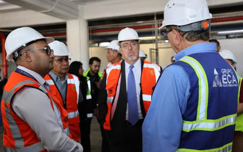 Durante el recorrido, el mandatario inspeccionó las principales áreas del aeropuerto, 