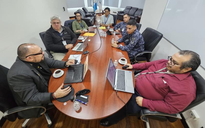 La capacitación fue impartida por especialistas de COCESNA, entre ellos Calvin Zuniga, del Centro de Control de Salvamento (RCC), y el ingeniero Juan Sánchez, quienes lideraron la actualización del sistema SAR Tracking System versión 3.0, herramienta esencial para la coordinación regional de mensajes de emergencia utilizados en aeronaves, embarcaciones y personas en peligro.