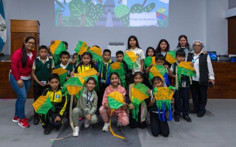 Niños y niñas aprenden como elaborar barriletes. 