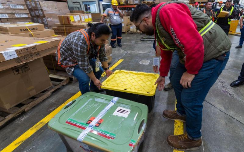 Fotografía de la recepción de 60 bienes culturales que fueron recuperados por el MCD. 
