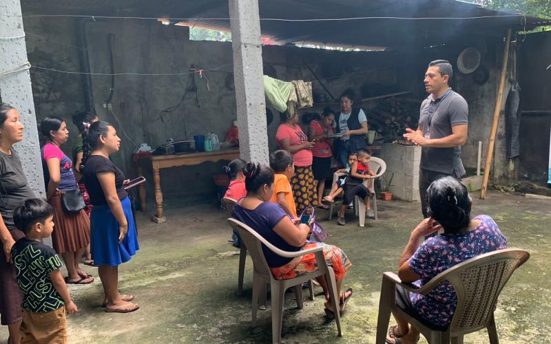 Brindan charla de alimentación saludable en comunidad de Santa Cruz Muluá