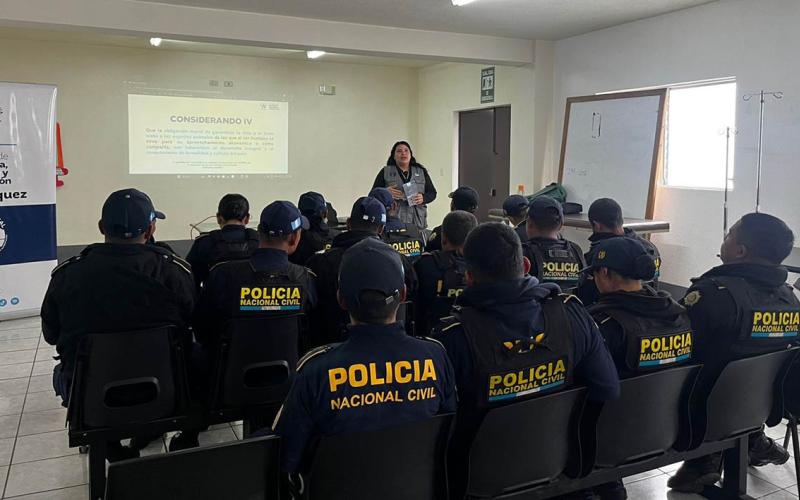 Capacitan a los agentes de la PNC de Sacatepéquez en bienestar animal