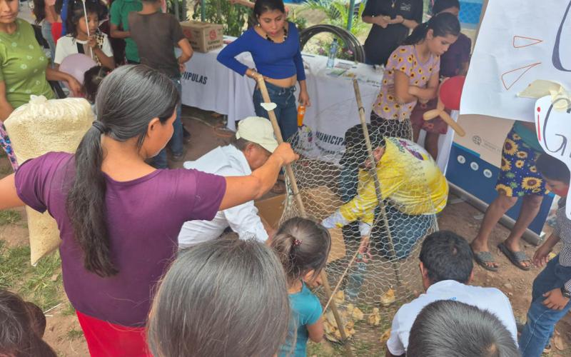 Comunitarios de Esquipulas reciben pollos de engorde e insumos de crianza