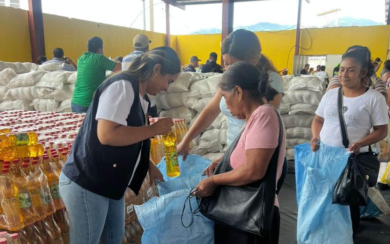 Entregan asistencia alimentaria a familias de Zacapa
