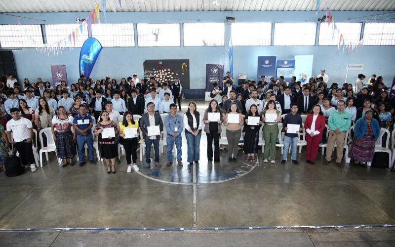 Grupo de becarios residentes de occidente beneficiarios por el programa Becas por Nuestro Futuro.