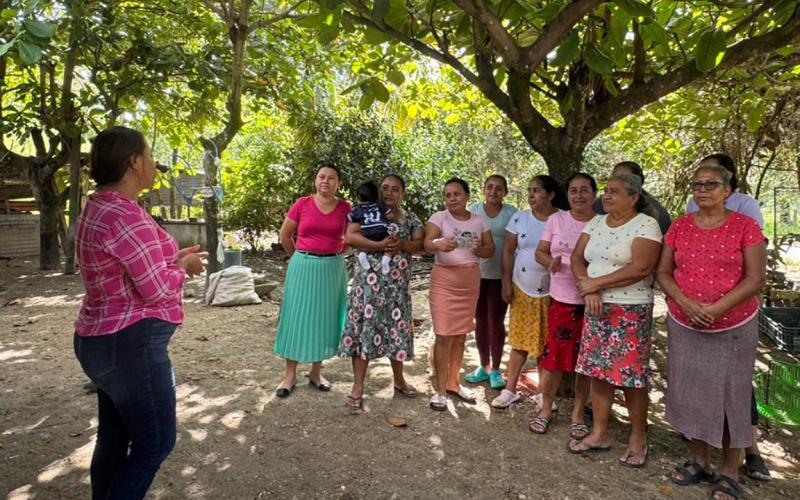 Familias del Melchor de Mencos aprenden a elaborar jabón líquido 