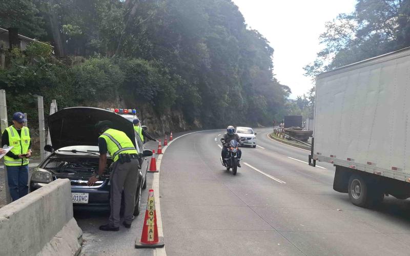 PROVIAL brinda asistencia a vehículo varado en la CA-1 Occidente, Mixco