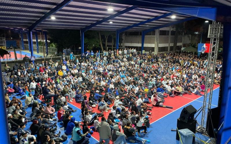 Cientos de vecinos de la zona 1 se dieron cita en el Centro Deportivo de Gerona. 