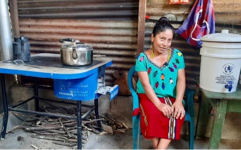 Después de varias entregas en comunidades de Chajul, Quiché se logró la colocación de 6 mil pisos de concreto