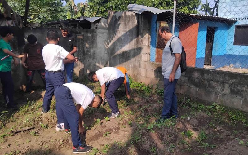 Niños y niñas de San Marcos aprenden cultivando en huertos escolares