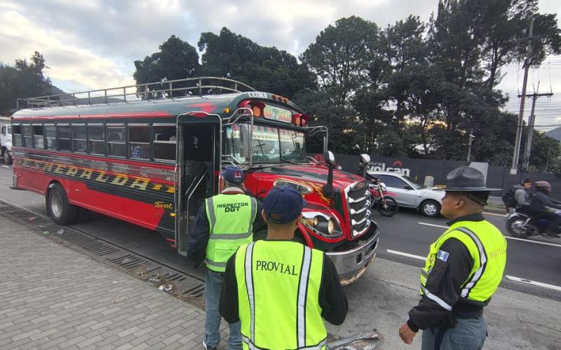 DGT intensifica operativos y verifica 211 buses para reducir accidentes viales