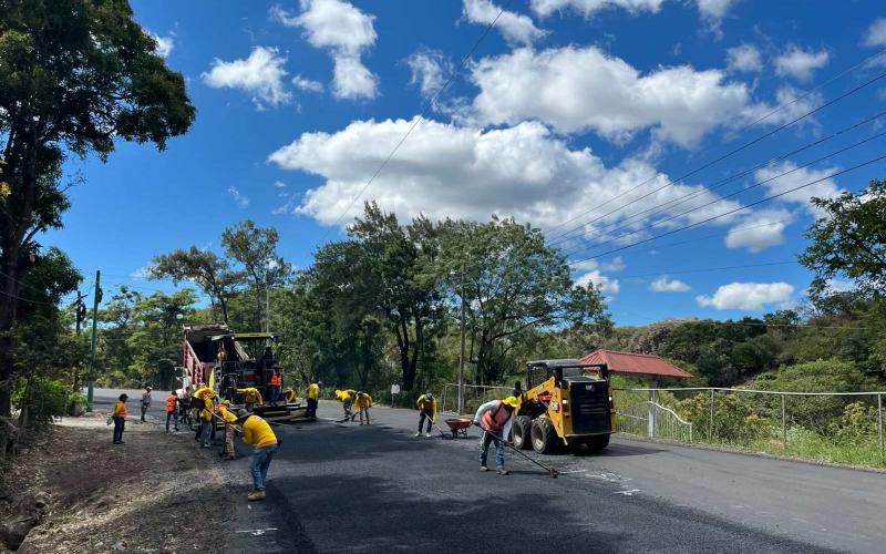 Aplican la primera capa de asfalto entre Concepción Las Minas y la frontera Anguiatú 