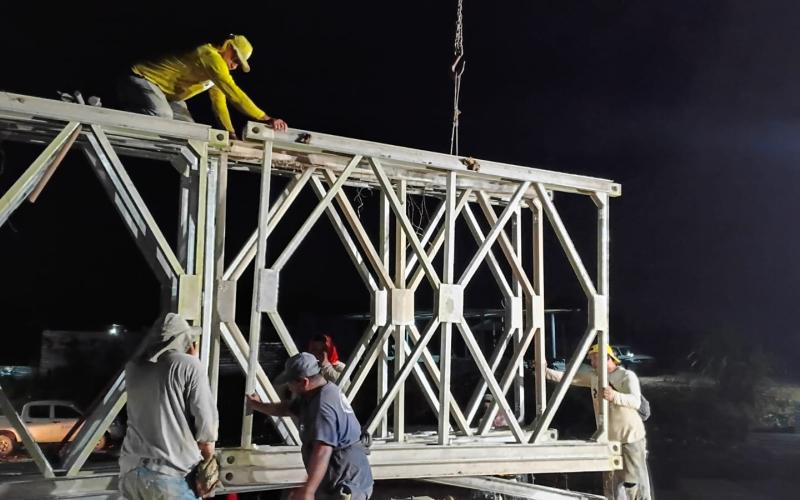 El puente que unirá a Sayaxché: 13 tramos ya armados sobre el arroyo Petexbatún