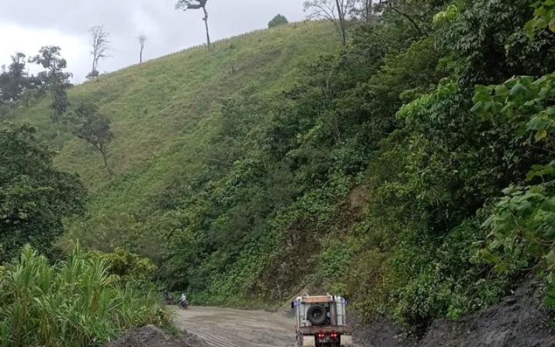 Caminos trabaja para restablecer el paso en la Ruta Polochic tras derrumbes por lluvias
