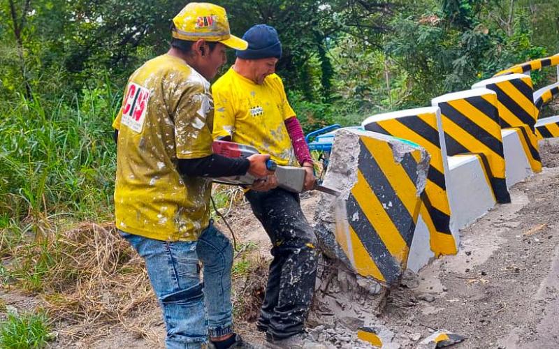 Cuadrillas de Covial trabajan en la limpieza, pintura y reparaciones de puentes