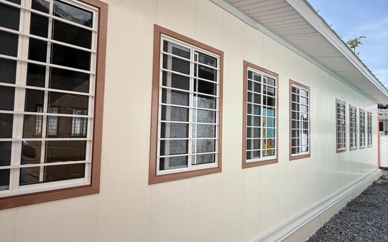 Santo Tomás de Castilla fortalece sus servicios de salud con nuevo módulo prefabricado 