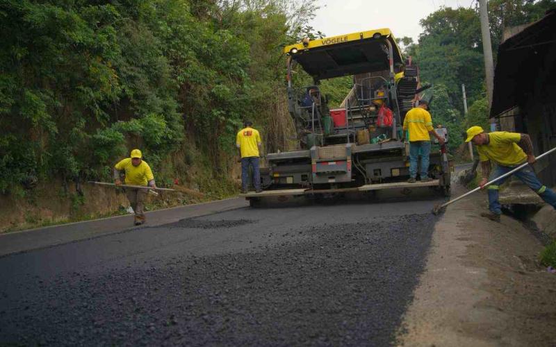 ¡El bacheo no se detiene! Covial mejora la conexión Bárcenas–Santa Lucía Milpas Altas