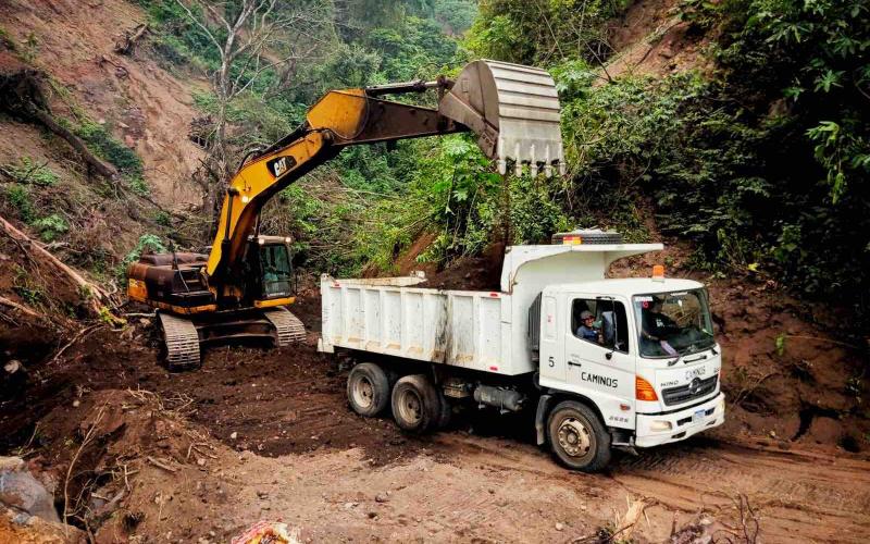 Caminos retira más de 1,200 toneladas de tierra y escombros en Palín