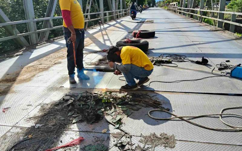 Restauran planchas metálicas del puente Chocón para asegurar la circulación
