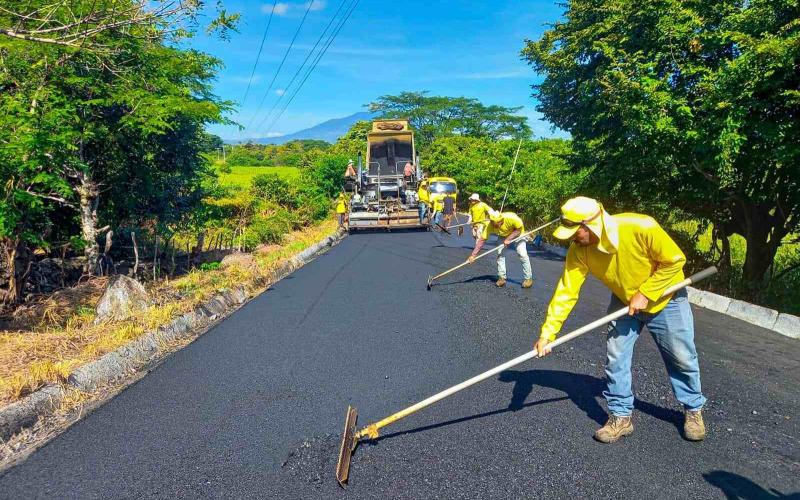 Bacheo reactiva la esperanza de vecinos y turistas rumbo al Lago de Güija