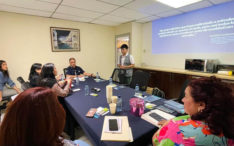 Personal de la PGN aprende el manejo responsable de gatos ferales