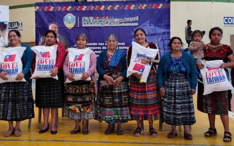 El MIDES respondió a la solicitud de 15 comunidades de 5 municipios del departamento de Sololá, entregando dotación de insumos en beneficio de alrededor de mil familias.