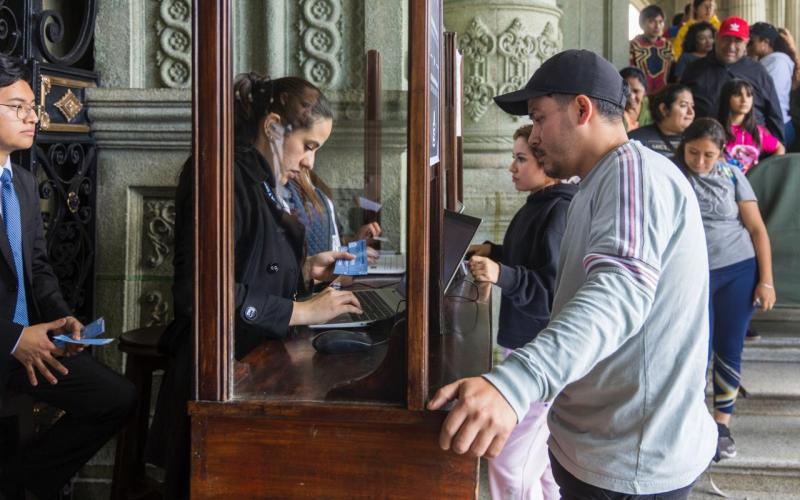 Cientos de familias se acercaron al Palacio Nacional de la Cultura para obtener sus boletos. 