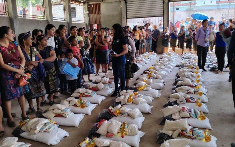 Realizan entregas simultáneas de alimentos en reconocimiento al esfuerzo comunitario