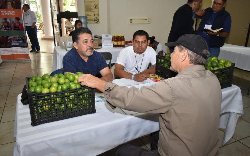 Productores fortalecen capacidades comerciales en el Agroencuentro de Baja Verapaz
