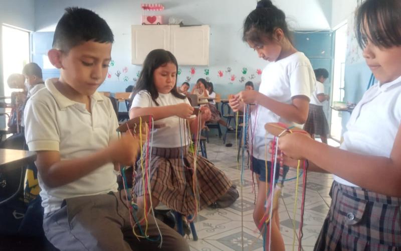Elaboración de pulseras en Colomba