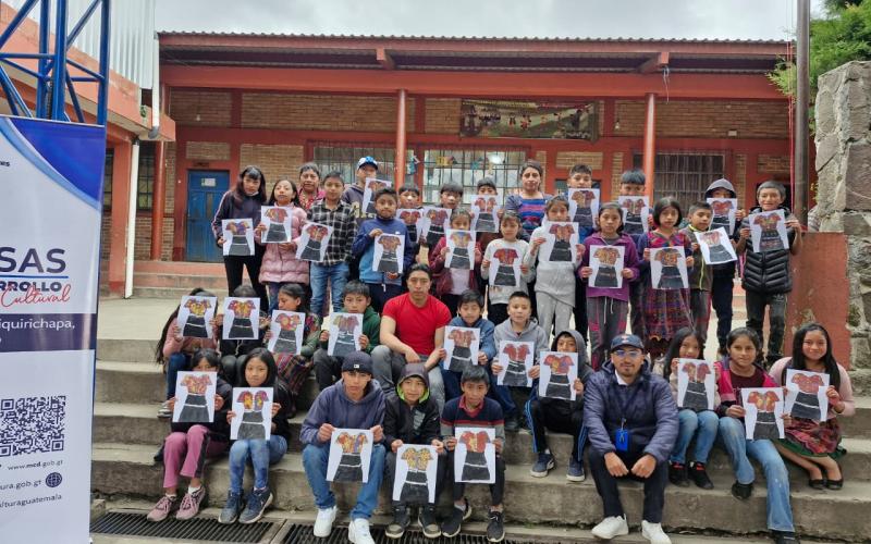 estudiantes de Quetzaltenango dan vida a la indumentaria maya