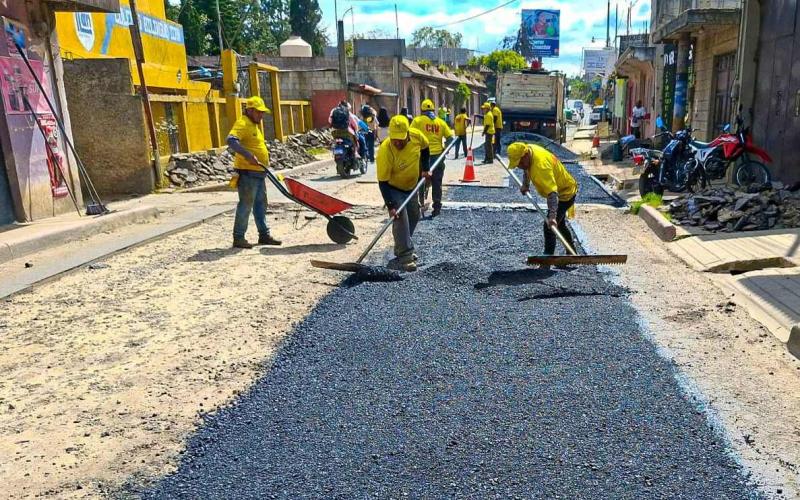 Nueva vida para la ruta entre Zaragoza y Comalapa: avanzan trabajos de bacheo en Chimaltenango