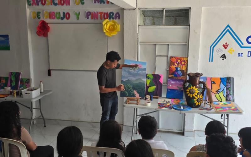 La exposición reunió obras de arte, pintura y dibujo. 