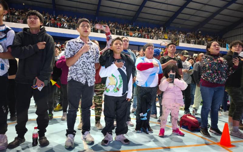 Miles de aficionados disfrutaron del juego en el Parque Erick Barrondo. 