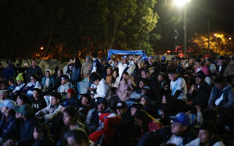 Cientos de aficionados se dieron cita en los Campos del Roosevelt para observar el partido de la Azul y Blanco. 