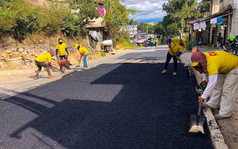 Continúa el bacheo de la ruta que conecta Ciudad Quetzal con San Raymundo