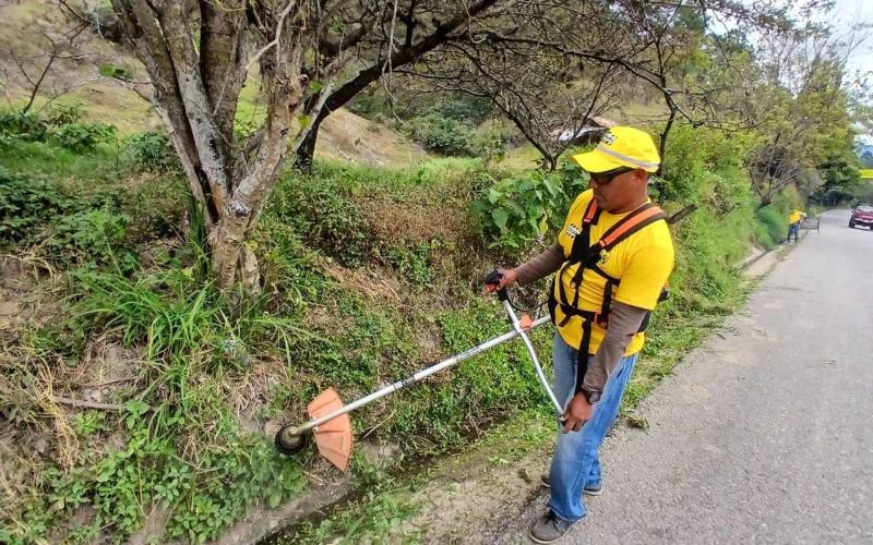 ¡Limpieza y conciencia vial en marcha entre San Andrés Sajcabajá y Canillá, Quiché!