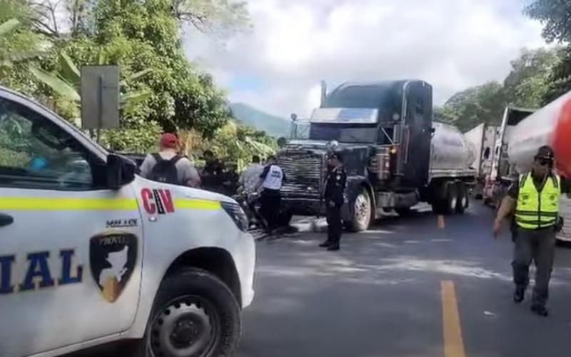 Provial regula el tránsito en Morales, Izabal, tras colisión vehicular en la CA-9 Norte