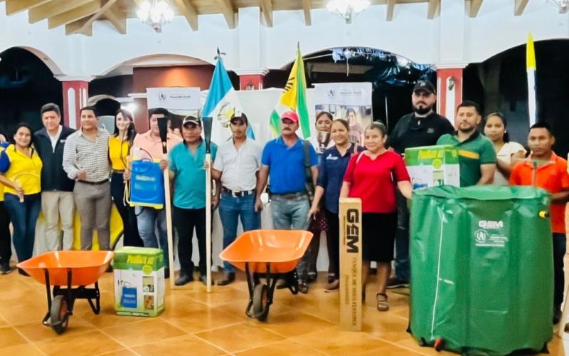 Se realizó la entrega de insumos a 1 mil 84 familias, además 1 mil 805 recibieron sacos de arroz de 22 libras cada uno. 