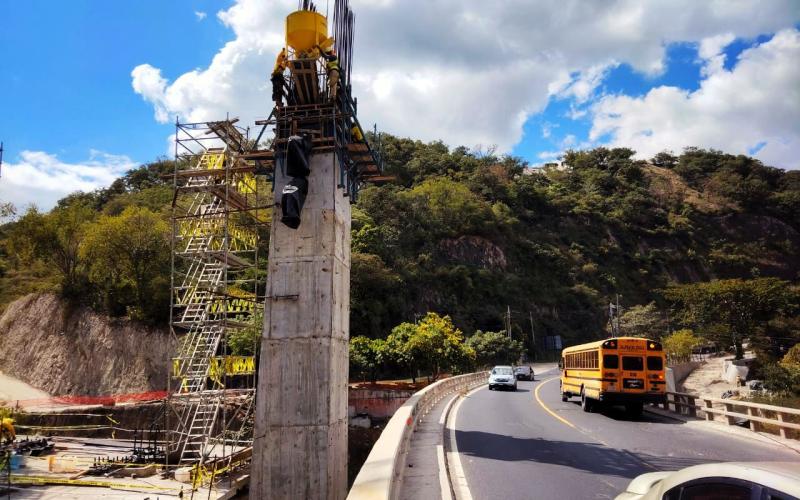 Completan fundición de torres de puente Corozal en El Progreso 