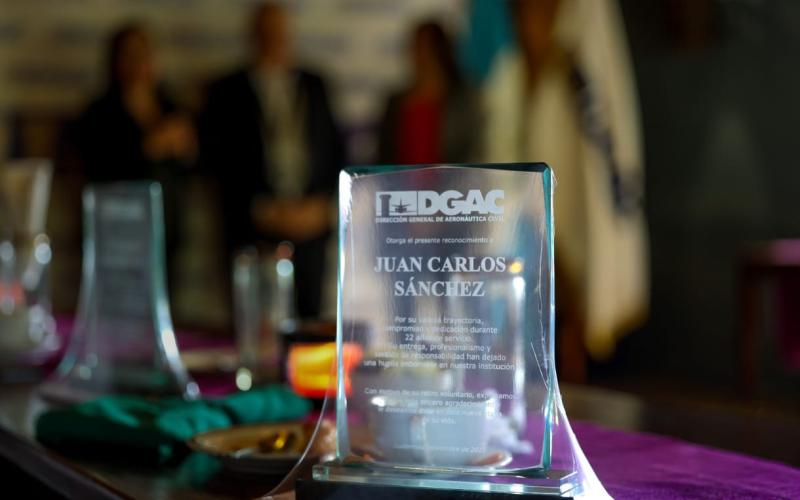 En total, 19 colaboradores fueron reconocidos por su extensa y valiosa labor dentro de la DGAC. Su compromiso, disciplina y vocación dejan un legado que inspira a las actuales y futuras generaciones de profesionales de la aeronáutica.