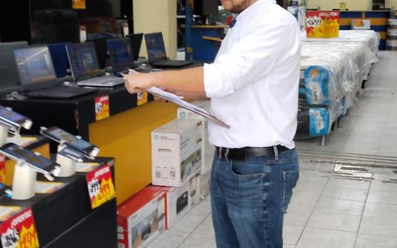 La SIT verifica la venta legal de teléfonos y SIM en Jalapa