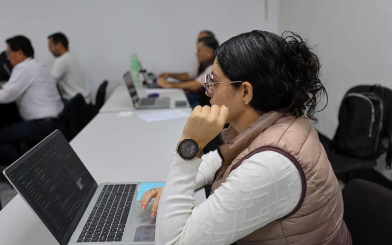 Durante cinco días de capacitación, los participantes  reciben formación especializada sobre los procedimientos técnicos y regulatorios necesarios para garantizar la seguridad operacional y cumplimiento normativo en la aviación comercial.