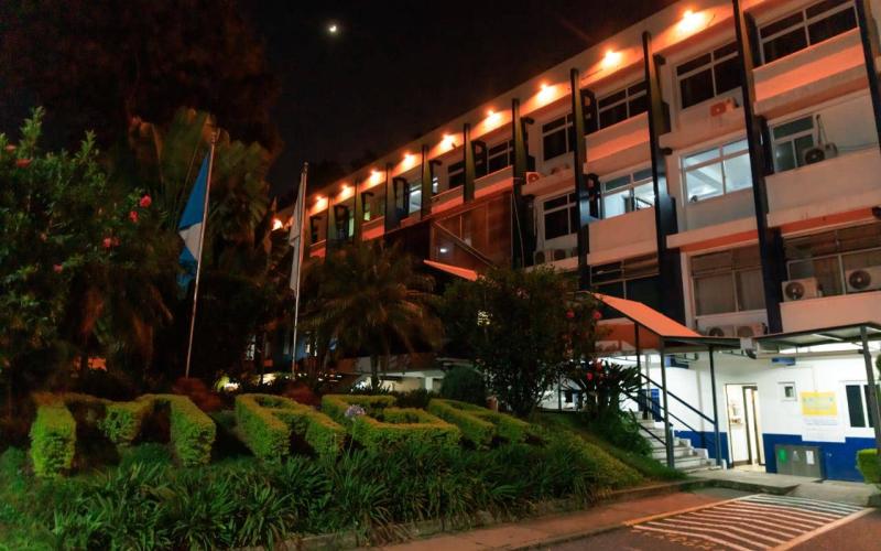 Iluminados de naranja en apoyo a la eliminación de la violencia contra la mujer