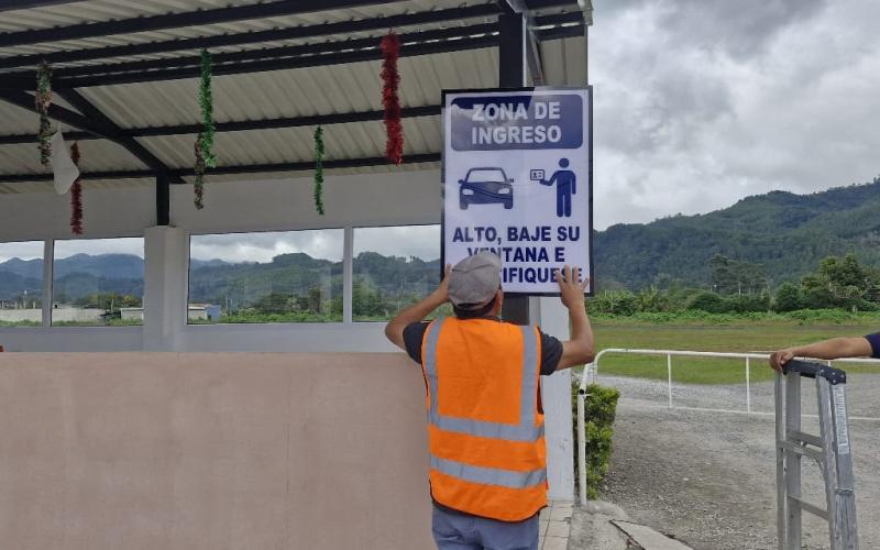 El proceso de instalación responde a la necesidad de mejorar la identificación de áreas operativas, zonas restringidas y espacios de tránsito, tanto para el personal técnico como para los usuarios.