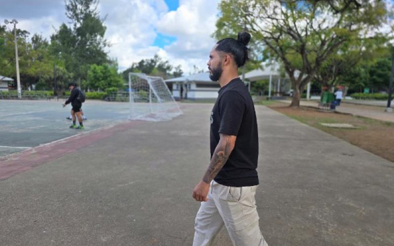 José Morales visita Campo Marte y comparte con los usuarios