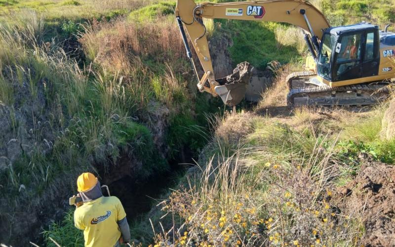 Como parte de estas acciones, se ejecutó la limpieza de los drenajes pluviales ubicados en la pista de aterrizaje, sector norte, intervención necesaria para prevenir obstrucciones y garantizar un adecuado desfogue de aguas durante la temporada de lluvia.