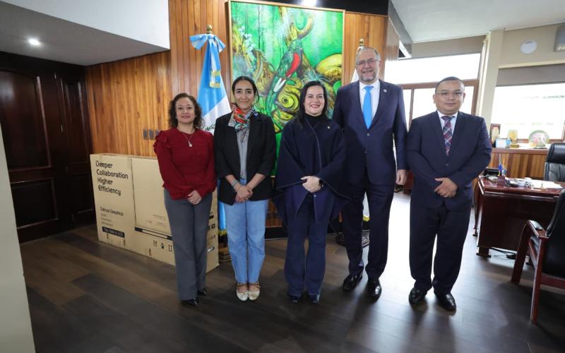 Entrega simbólica de equipo y software para fortalecer CIEA